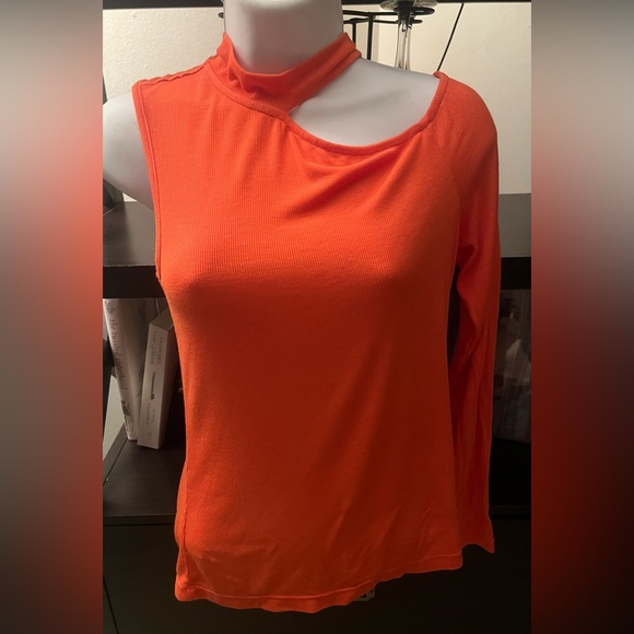 💐NWT BCBGMAXAZRIA One Sleeve Cutout Top.💐 - Picture 2 of 5